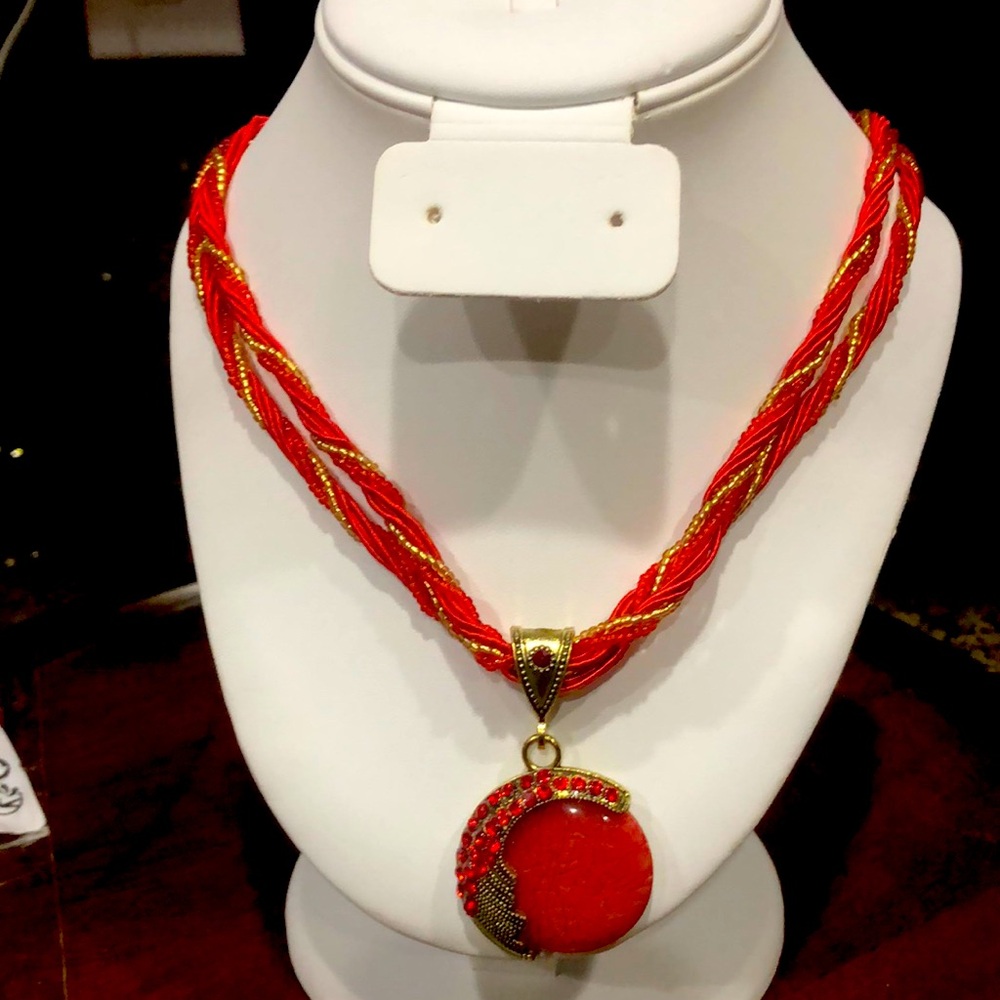 0-2 Elegante Red rhinestone ,beaded necklace and Gold hardware.